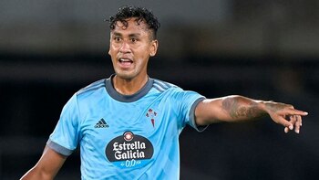Renato Tapia llegó a Celta