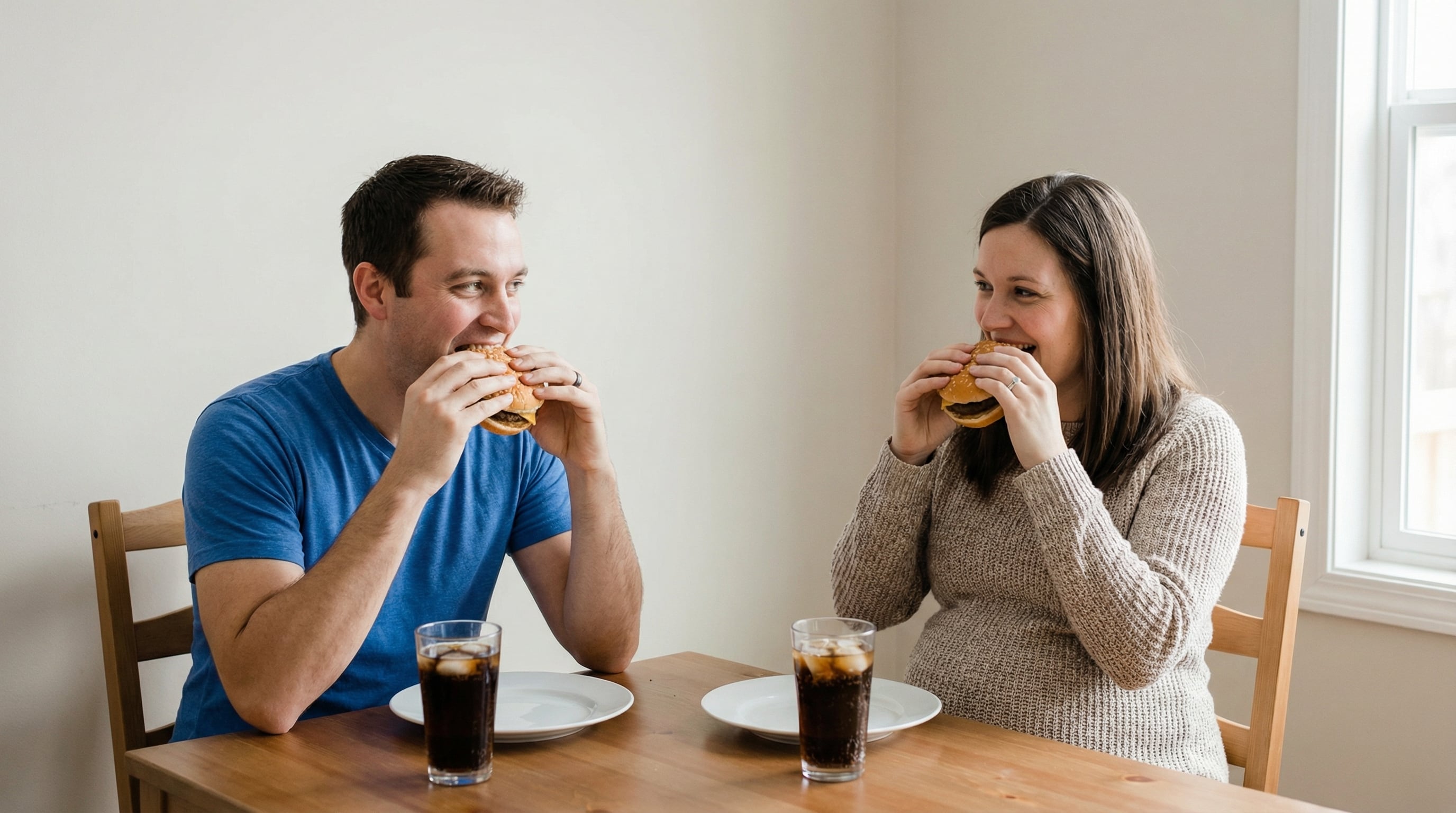 Profesionales advierten que evitar prohibiciones estrictas y permitir elecciones informadas contribuye a disminuir la culpa y el deseo exagerado de productos ultraprocesados en personas que enfrentan ansiedad durante las comidas (Imagen Ilustrativa Infobae)