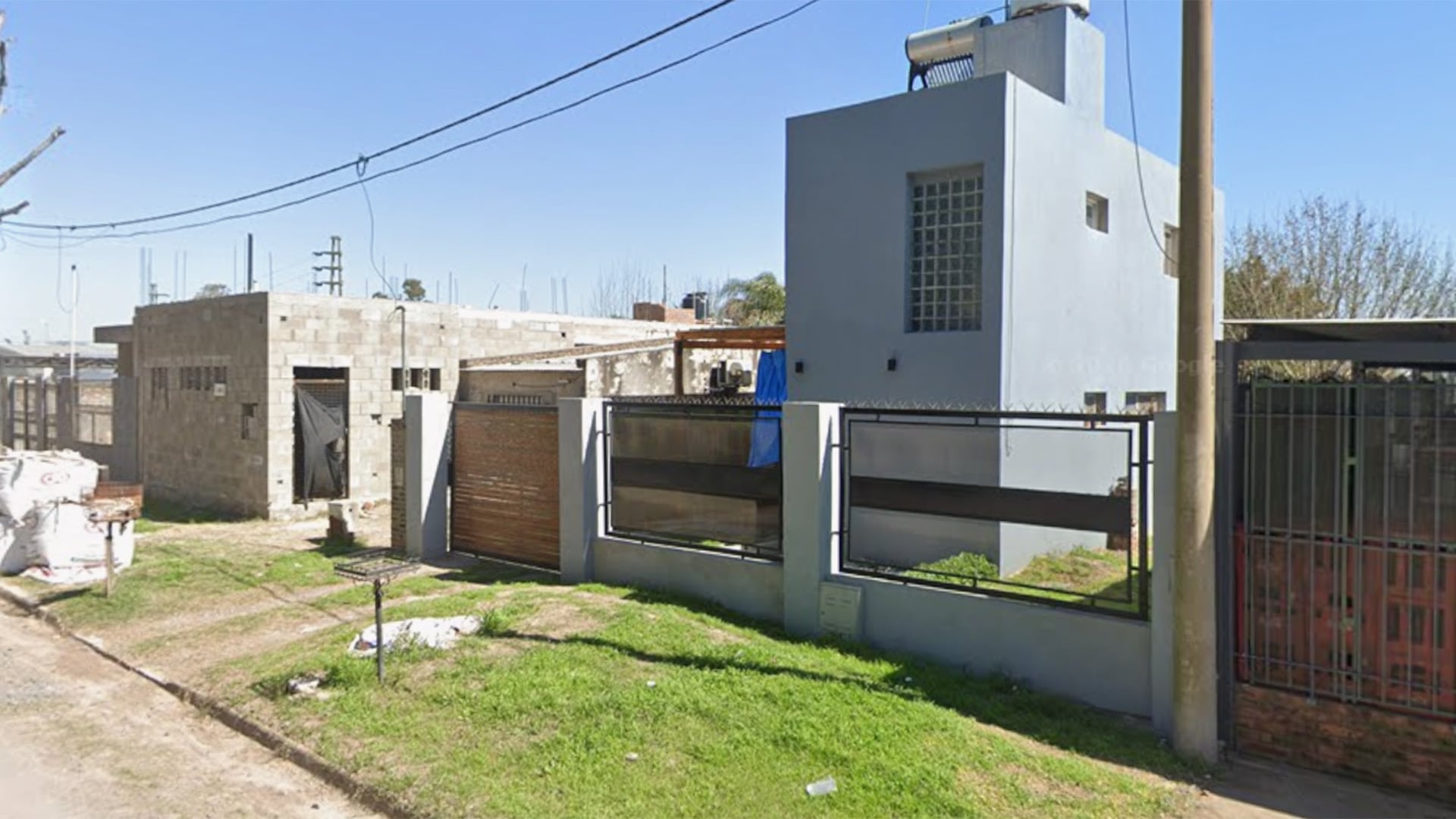 Las primeras medidas realizadas en la escena permitieron establecer que las ventanas y otras aberturas de la vivienda estaban cerradas y había un brasero encendido