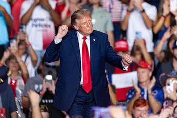 El presidente de EE.UU., Donald Trump, baila en un acto de campaña de apoyo de los candidatos republicanos (EFE/ Carlos Ramírez)