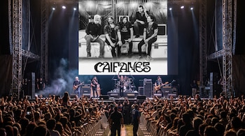 Un escenario de concierto con músicos tocando en directo y una pantalla de fondo con la foto y el logotipo de Caifanes.