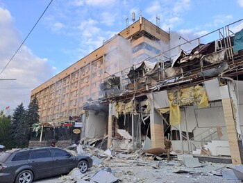 El restaurante quedó desecho tras el ataque ruso (Head of the Donetsk Regional Military-Civil Administration Pavlo Kyrylenko via Facebook/Handout via REUTERS)
