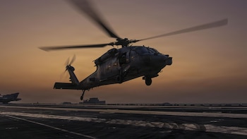 EEUU confirma la muerte de un comandante tras el "aterrizaje de emergencia" de un helicóptero en el mar Arábigo