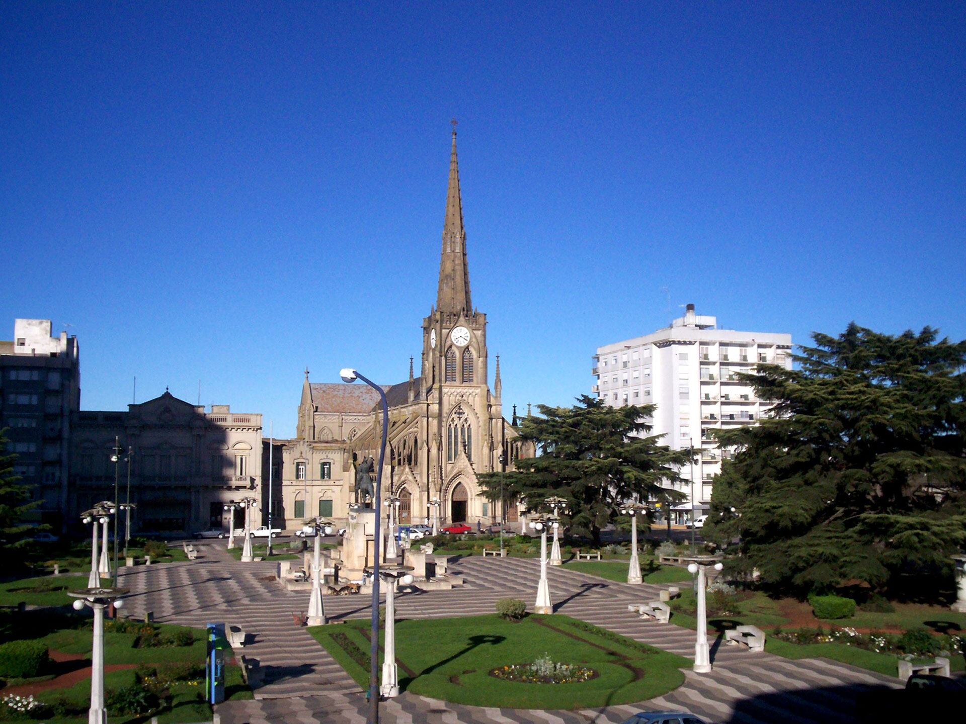 Los solados de la Plaza San Martín de Azul, obra de Francisco Salamone. Al caminar por ellos, parece que el piso se moviera (Wikipedia)