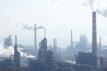 La refinería Dalian Petrochemical Corp de China National Petroleum Corporation (CNPC) se ve en Dalian, provincia de Liaoning, China (REUTERS/Stringer/Archivo)