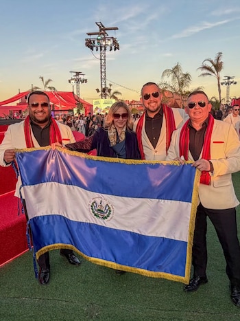 OPUS 503 acompañado por la embajadora de El Salvador en España, Anabella Machuca. (Foto cortesía OPUS 503)