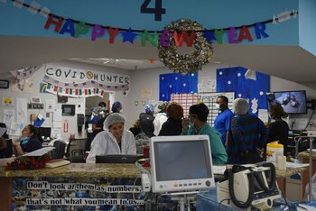 Trabajadores de la salud cuidan a pacientes infectados con COVID-19 en el United Memorial Medical Center en Houston, Texas, el 31 de diciembre de 2020 (REUTERS/Callaghan O'Hare)