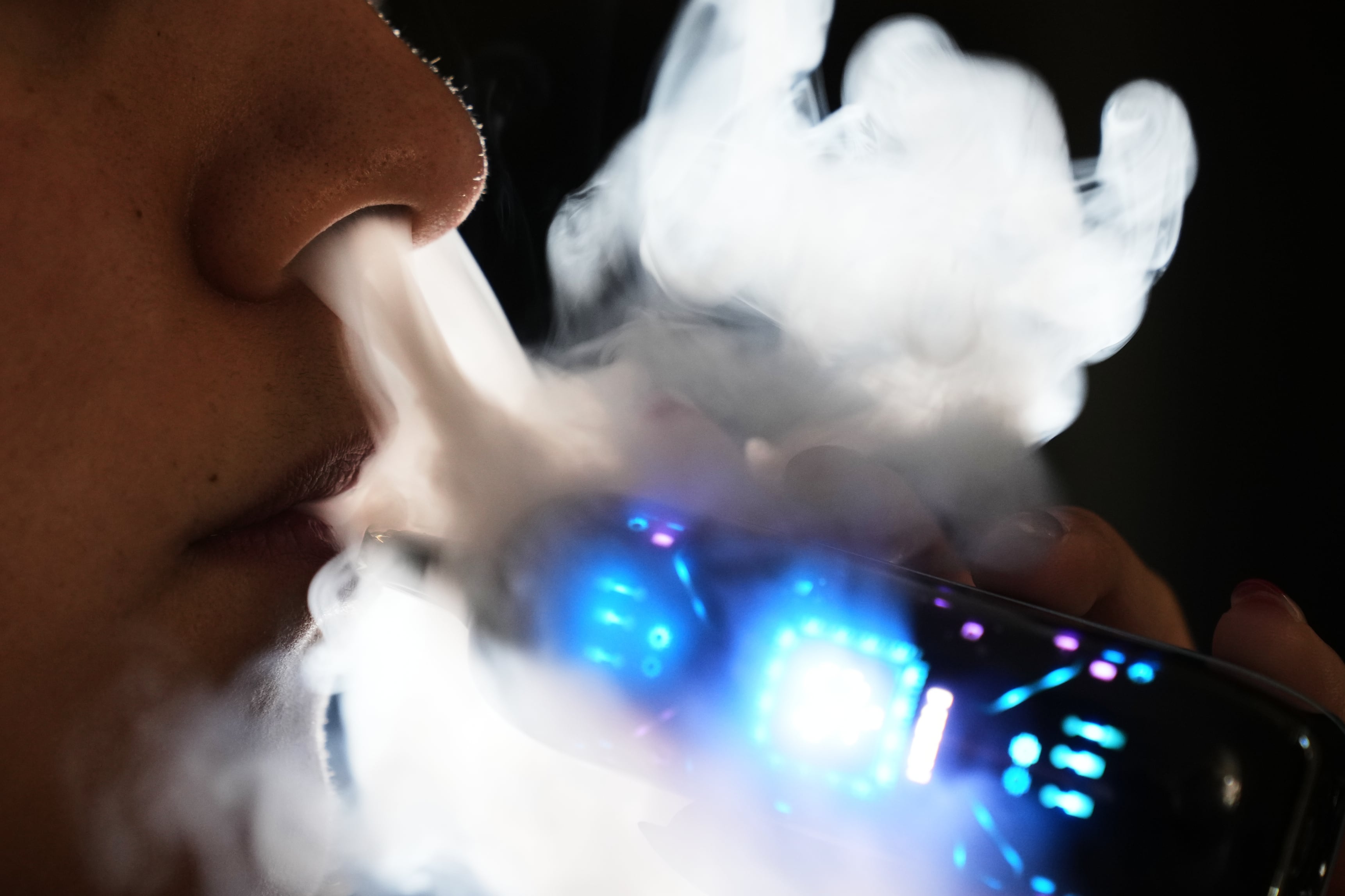 La industria del vapeo apunta a jóvenes con productos atractivos, sabores diversos y marketing en redes sociales. Se favorece el riesgo de dependencia a la nicotina. (AP Foto/Marco Ugarte)