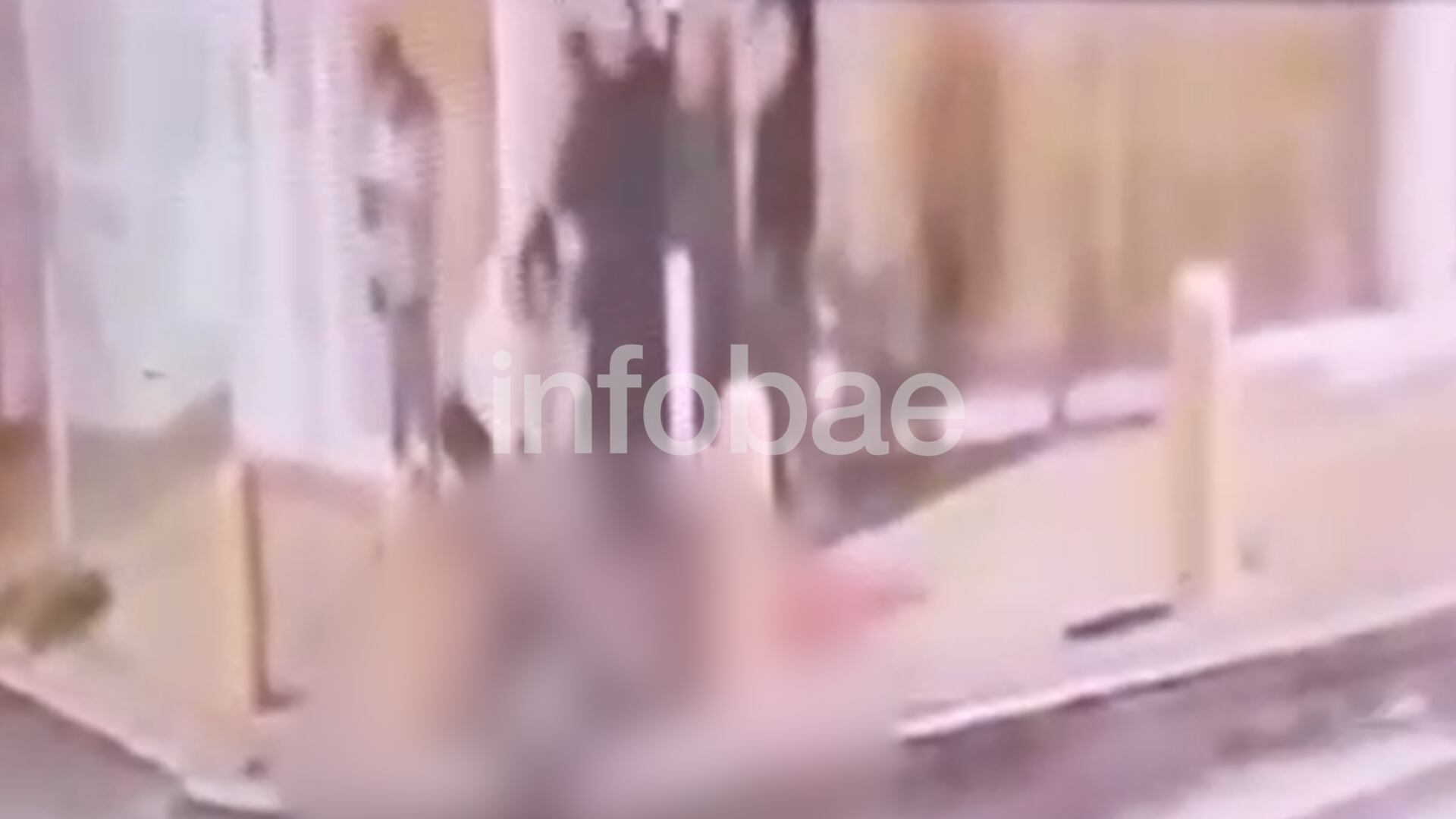 Pocos segundos después del ataque, Milagros cayó desplomada sobre un charco de sangre y murió.