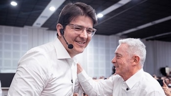 Álvaro Uribe Vélez homenajeó la memoria de Miguel Uribe Turbay junto a líderes del Centro Democrático: “Descanse en paz”