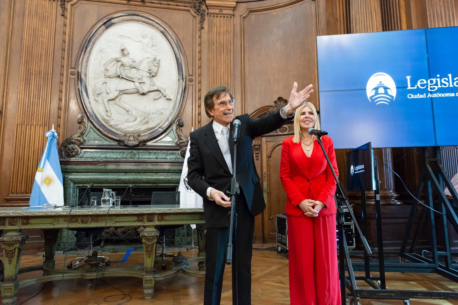 Silvio Soldán agradece el reconocimiento con humor y emoción, compartiendo anécdotas y saludos a sus seres queridos.