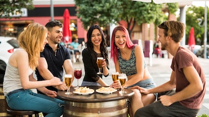 Un estudio reveló que la generación Z en Estados Unidos está consumiendo menos alcohol