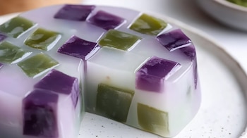Imagen de gelatina de mosaico de taro y matcha. Otras opciones: postre colorido, ingredientes exóticos, combinación dulce, textura única, gelatina artística. - (Imagen Ilustrativa Infobae)