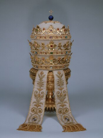 La tiara papal: símbolo de