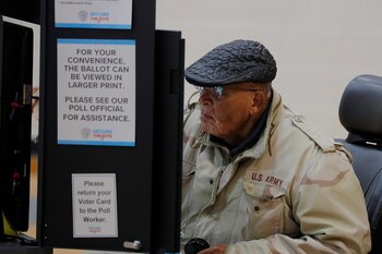 El obispo Roosevelt Kates, veterano