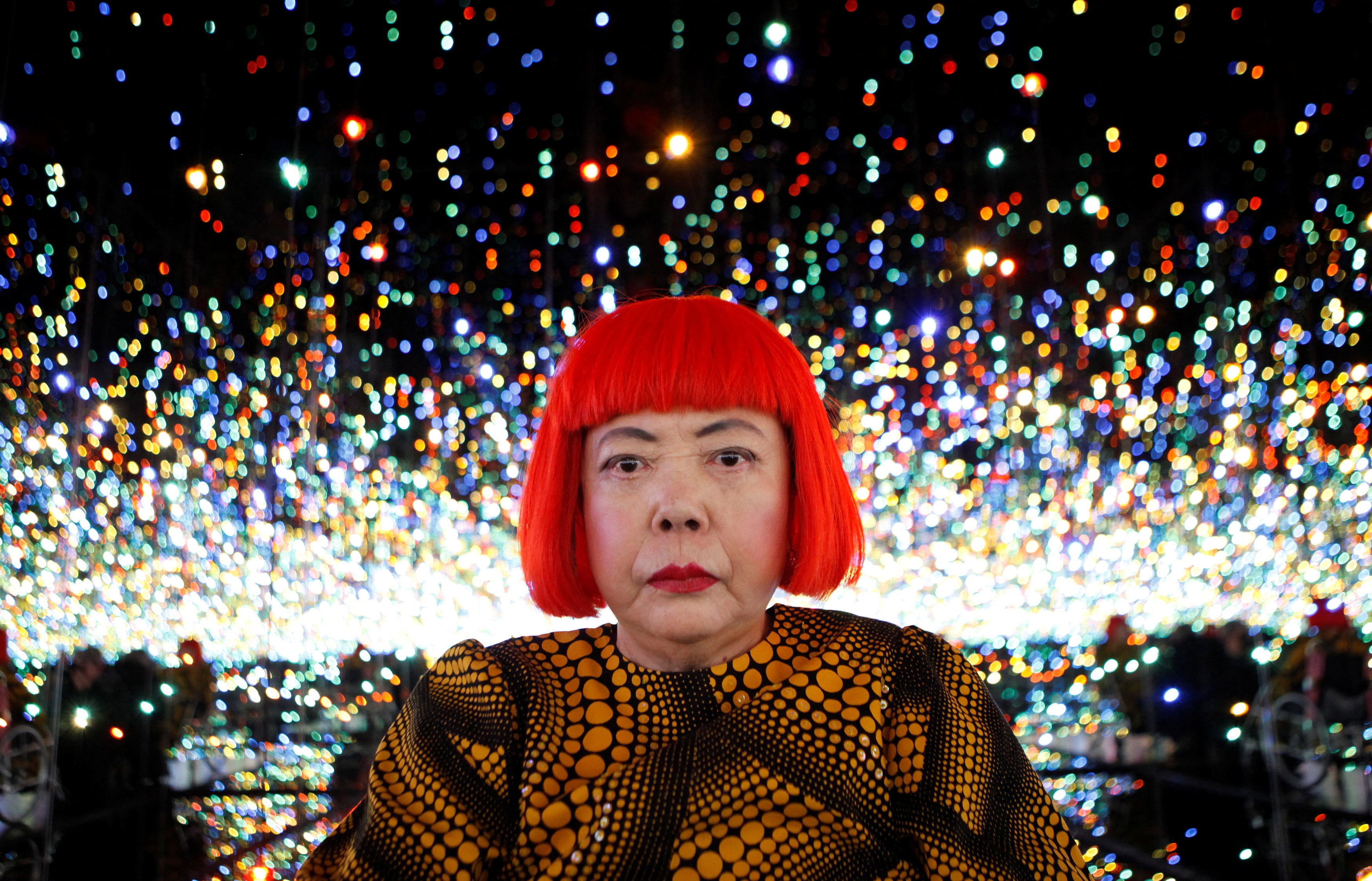 Murió Yayoi Kusama, la artista japonesa de 97 años que convirtió los lunares en un lenguaje del arte contemporáneo