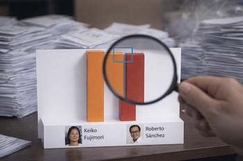 Una mano sostiene una lupa sobre un gráfico de barras comparando los resultados de Keiko Fujimori y Roberto Sánchez, con papeletas de voto apiladas en el fondo.