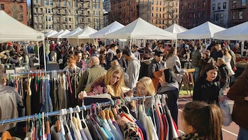 Mercadillos vintage de Nueva York, vendedores especializados, moda retro y encuentros entre generaciones marcan la temporada