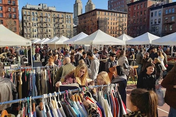 Los mercadillos vintage de Nueva York convierten aparcamientos y patios escolares en escenarios de moda sostenible, arte local y mobiliario de época (NYC Tourism Conventions)
