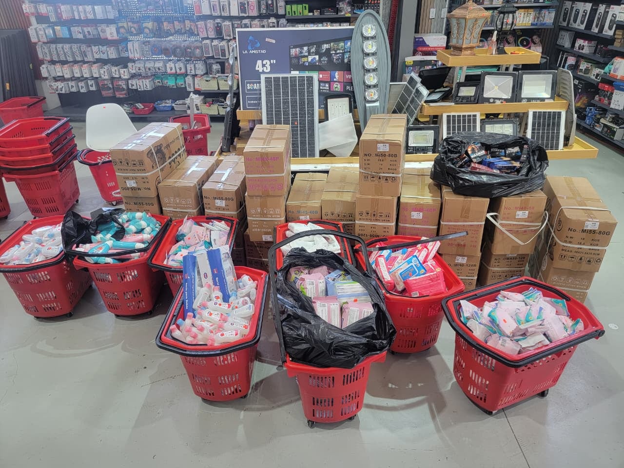 República Dominicana informó la incautación de más de 30 mil mercancías presuntamente irregulares en comercios chinos durante los últimos meses. (Foto cortesía MICM)