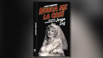 Portada del libro 'Nunca me la creí' de Hugo Paredro, con una foto en blanco y negro de Jorge Luz vestido de novia y sosteniendo un ramo