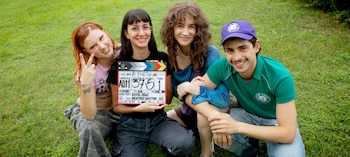 Ruslana, la directora Estel Díaz, Zoe Bonafonte y Omar Banana durante el rodaje de 'A fuego' (Atresmedia Cine)