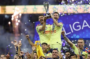 Henry Martín (i) y Miguel Layún (d) de América, levantan el trofeo de Campeones ante Tigres hoy, durante el juego de vuelta de la final del torneo mexicano de fútbol, entre América y Tigres en el Estadio Azteca de la Ciudad de México (México). EFE/Mario Guzmán