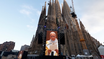 Así ha sido el impresionante homenaje de Barcelona al papa León XIV: drones, Gaudí, una cita eterna y los reyes Felipe VI y Letizia
