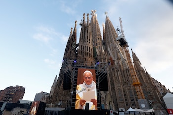 El papa León XIV oficia la misa solemne en la Sagrada Familia por el centenario de la muerte del arquitecto Antoni Gaudí, este miércoles en Barcelona dentro de su visita oficial a España. / EFE - Quique García