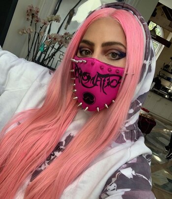 Lady Gaga repartió su material