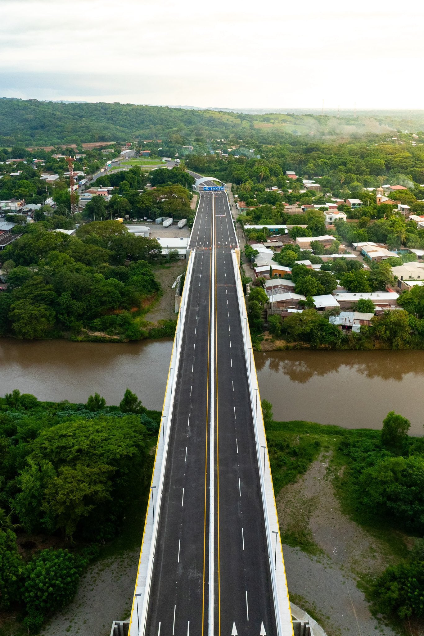 El nuevo puente binacional Arce en La Hachadura cuenta con cuatro carriles y una longitud superior a los 420 metros. (Foto: FOVIAL)