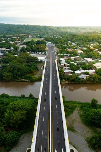 El nuevo puente binacional Arce en La Hachadura cuenta con cuatro carriles y una longitud superior a los 420 metros. (Foto: FOVIAL)