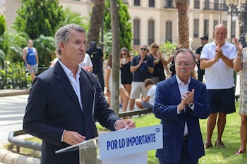 El presidente del Partido Popular, Alberto Nuñez Feijoó, junto al presidente de la Ciudad Autónoma, Juan Jesus Vivas Lara. (EFE/Reduan)
