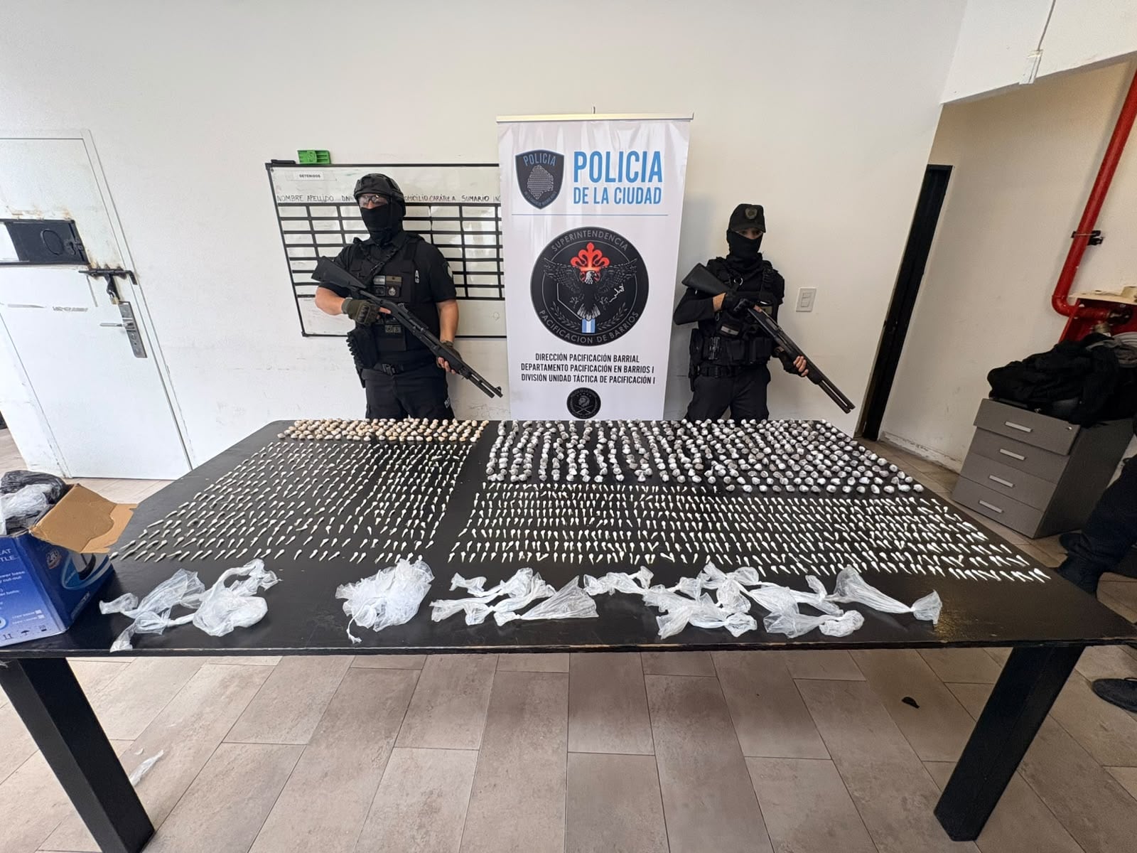 Efectivos de la División Unidad Táctica de Pacificación I secuestraron más de 1.400 envoltorios con cocaína, pasta base y marihuana fraccionada para la venta