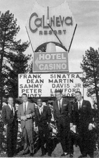 Cinco hombres en traje posan frente al letrero del Cal Neva Resort. El cartel enumera a Frank Sinatra, Dean Martin, Sammy Davis Jr., Peter Lawford y Joey Bishop