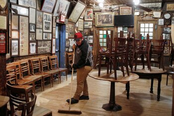 McSorley's Old Ale House, una referencia entre los pubs irlandeses de Nueva York, permanece cerrado al público por la cuarentena que rige en la ciudad.