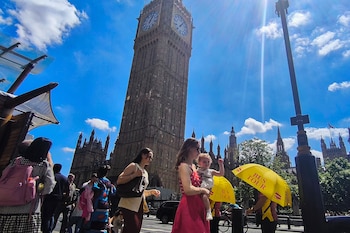 Varias personas pasean por Londres, en una jornada calurosa, en una imagen de archivo. EFE/ Guillermo Garrido