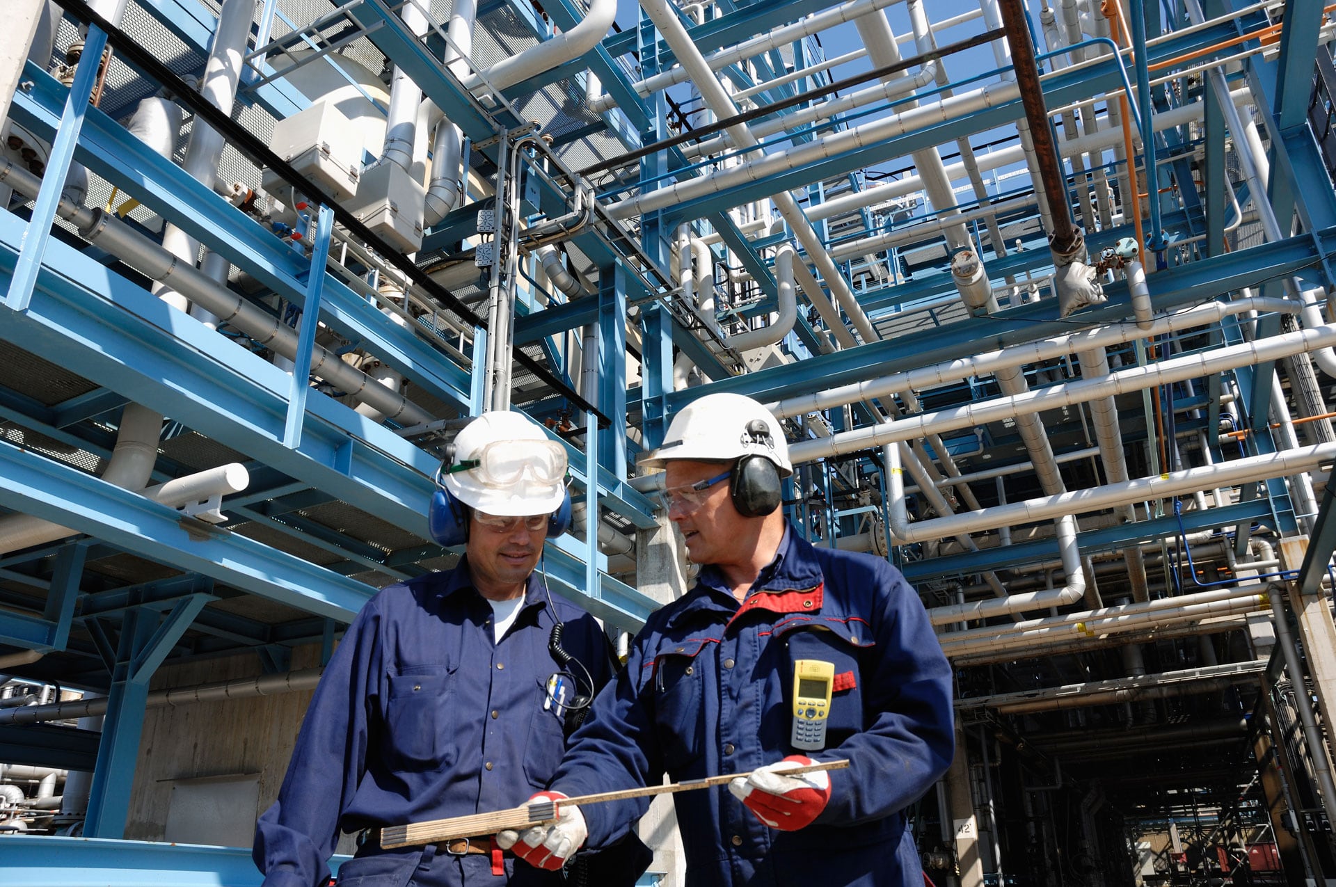 Los perfiles vinculados a petróleo e ingeniería continúan entre los mejor remunerados del mercado laboral argentino. (iStock)