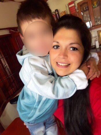 Hijo y mamá. Ambos viven