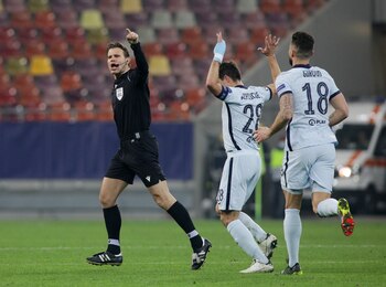 El árbitro Felix Brych aprueba