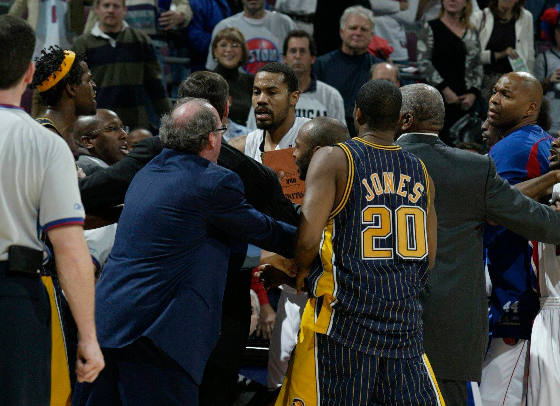La pelea de Malice at the Palace comenzó cuando Ron Artest cometió una falta dura sobre Ben Wallace y el pivote de Detroit respondió con un empujón (Grosby)
