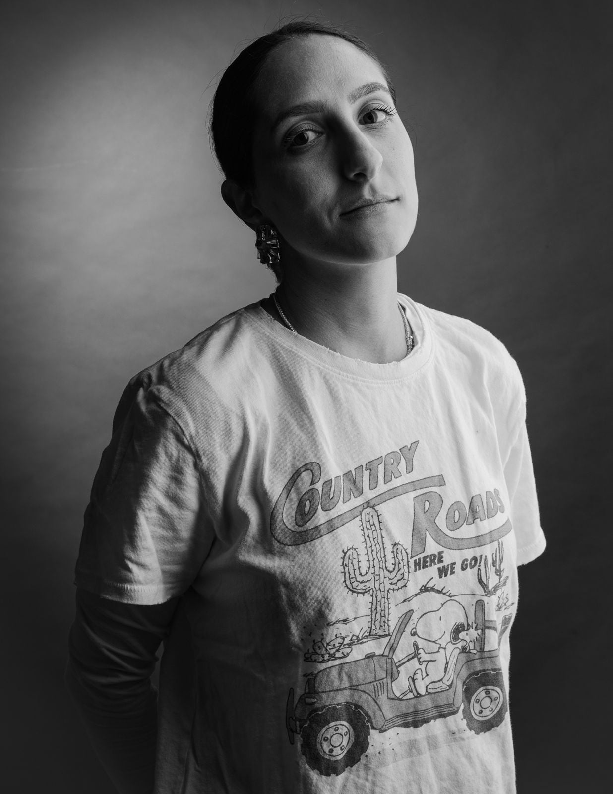 La fotógrafa mexicana Daniela Name explora en sus proyectos Las Primas y Colores Rotos cómo la migración transforma las tradiciones, la identidad y la memoria cultural, sin borrar los vínculos que unen a las comunidades con sus raíces