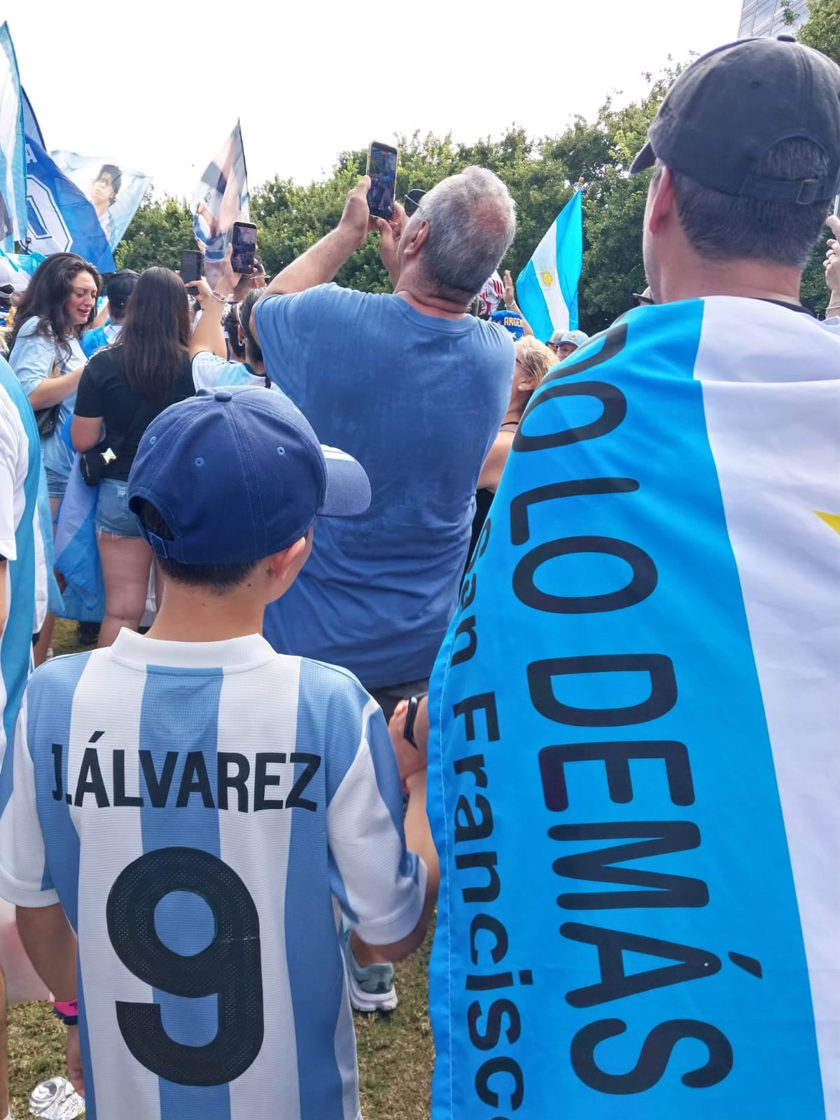 Un niño con la camiseta de Julián Álvarez