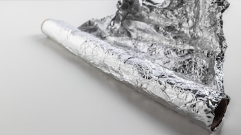 Para qué sirve la cara brillante del papel de aluminio y qué diferencia hay con la parte de color mate