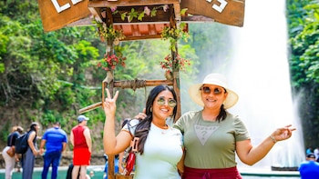 Las fiestas agostinas en El Salvador suman conciertos, food trucks y buses alegres todos los días