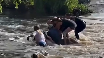 Dramático rescate: una ciclista quedó bajo el agua al intentar cruzar un puente en Arizona