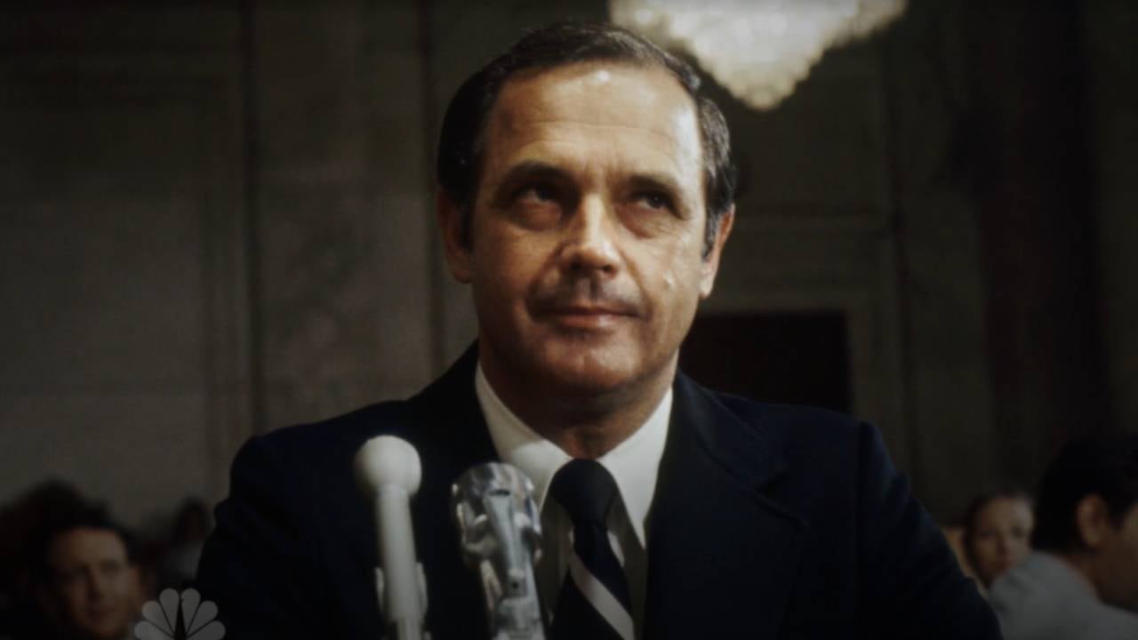 Alexander Butterfield, exasesor de la Casa Blanca, testifica durante una audiencia, figura clave en la revelación del sistema de grabaciones secretas de Nixon.