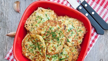 Tortitas de calabacín y queso: una receta sabrosa y fácil de preparar que sirve como entrante o plato principal