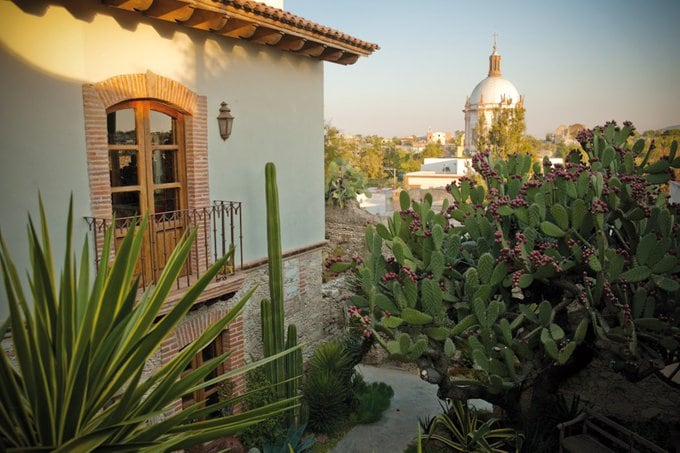 Durante la Navidad, el centro histórico de Mineral de Pozos se ilumina con luces y ofrece bebidas calientes típicas para combatir el frío. Sectur