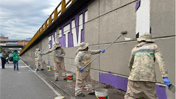 Pintaron mural “antifa” en Medellín con presencia de funcionarios de la Defensoría del Pueblo: ya lo cubrieron